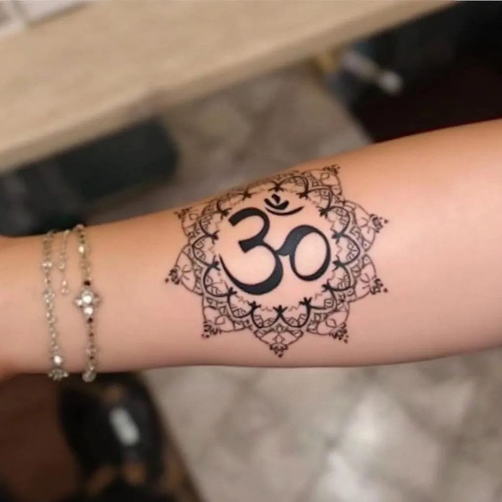 tengo ya un tatuaje de om en el brazo, quiero complementarlo con una estetica dle tipo, tenia pensado un aura alrededor o un tipo de ornamentos tipo mandala que te enviaré ahora para que mas o menos veas el concepto, no quiero un diseño enorme ya que no me quiero tatuar mucho pero lo quiero complementar con una estetica del tipo, te pasare 2 fotos para que veas el tipo de ornamentos o estetia que quiero alrededor, como si del om emanaran el aura y la estetica esta asi ornamental tipo mandala pero sin ser muy grande, incluso un poco tirando para el codo si se puede, a ver que me puedes generar con todo esto. Veras que las imagenes no tienen que ver con mi tattoo, pero es para que tengas la estetica que quiero en mente