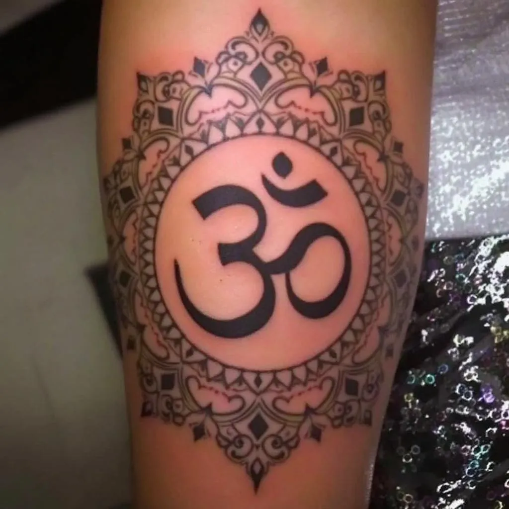 tengo ya un tatuaje de om en el brazo, quiero complementarlo con una estetica dle tipo, tenia pensado un aura alrededor o un tipo de ornamentos tipo mandala que te enviaré ahora para que mas o menos veas el concepto, no quiero un diseño enorme ya que no me quiero tatuar mucho pero lo quiero complementar con una estetica del tipo, te pasare 2 fotos para que veas el tipo de ornamentos o estetia que quiero alrededor, como si del om emanaran el aura y la estetica esta asi ornamental tipo mandala pero sin ser muy grande, incluso un poco tirando para el codo si se puede, a ver que me puedes generar con todo esto. Veras que las imagenes no tienen que ver con mi tattoo, pero es para que tengas la estetica que quiero en mente